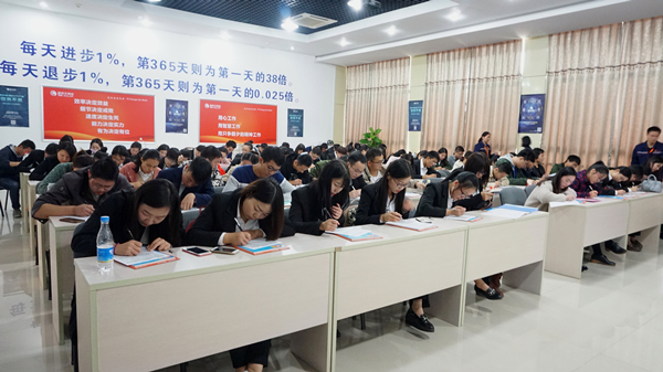 学生们认真填写应聘登记表_副本.jpg