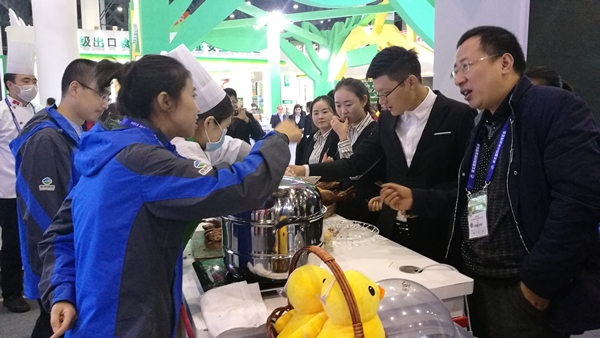 逛展市民纷纷试吃购买乐鱼体育产品_副本.jpg