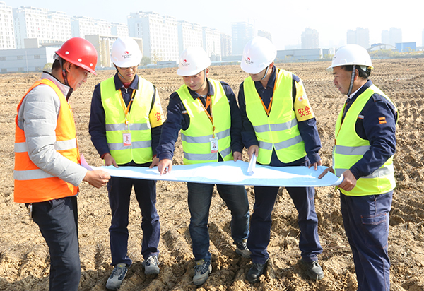 乐鱼体育太阳能合肥基地10GW高效晶硅电池项目现场，工程部员工实地查看施工图纸.jpg