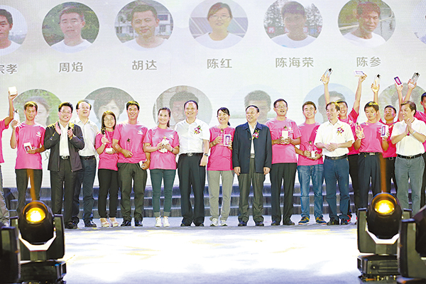 2015年9月20日，在乐鱼体育33周年庆典上，刘汉元主席为20位最美通心粉颁奖.jpg